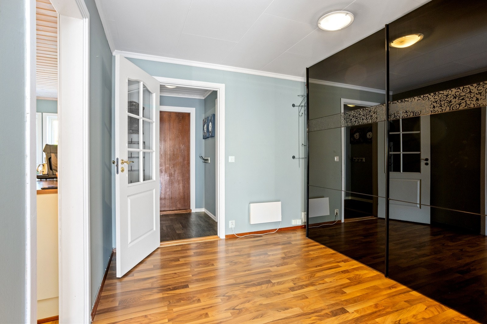 Entré / hall med stor skyvedørsgarderobe innenfor vindfanget Galleribilde