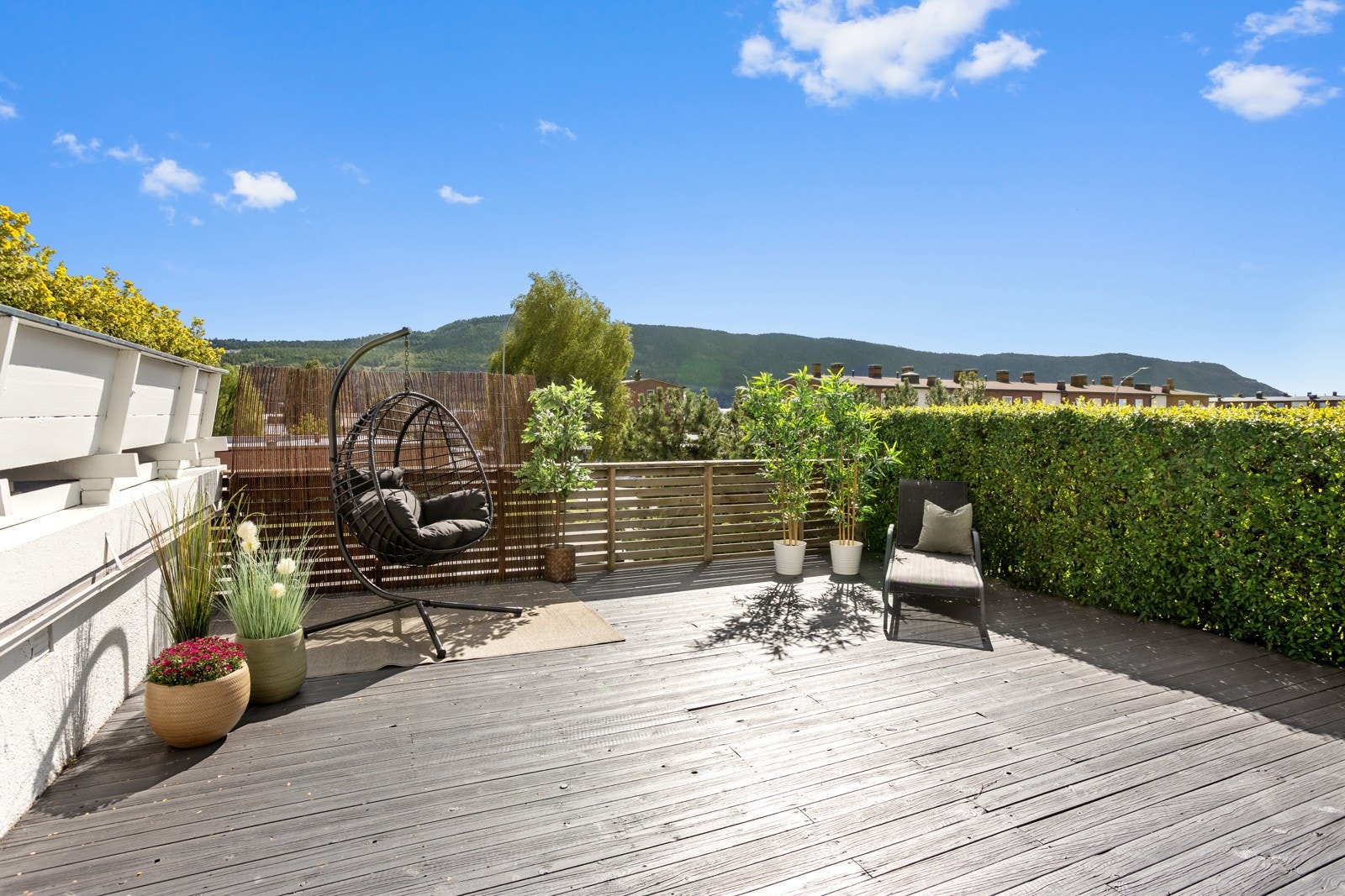 Deilig usjenert 47 kvm terrasse med utgang fra stuen | port i rekkverk for utgang ned til garasjen Galleribilde