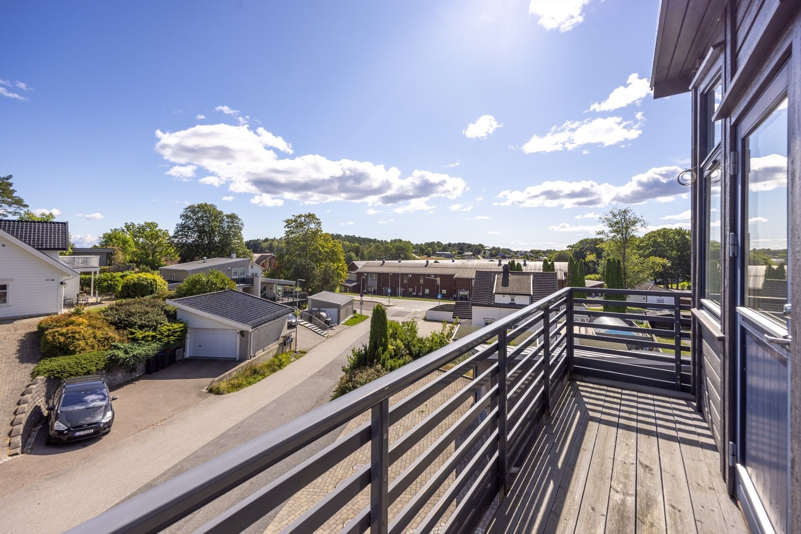 Balkong soverom 2. etg. med flott utsikt Legg merke til rekkverk i aluminium (vedlikeholdsfritt) Galleribilde