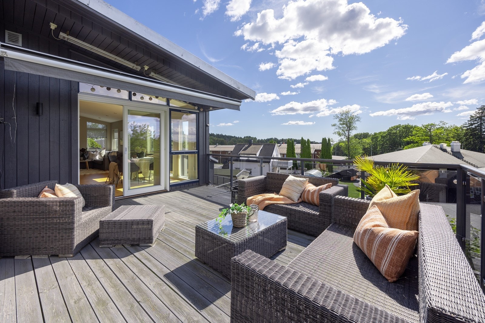 Nydelig terrasse fra stuen med markise og takvarmere for fine kvelder ute :-) Galleribilde