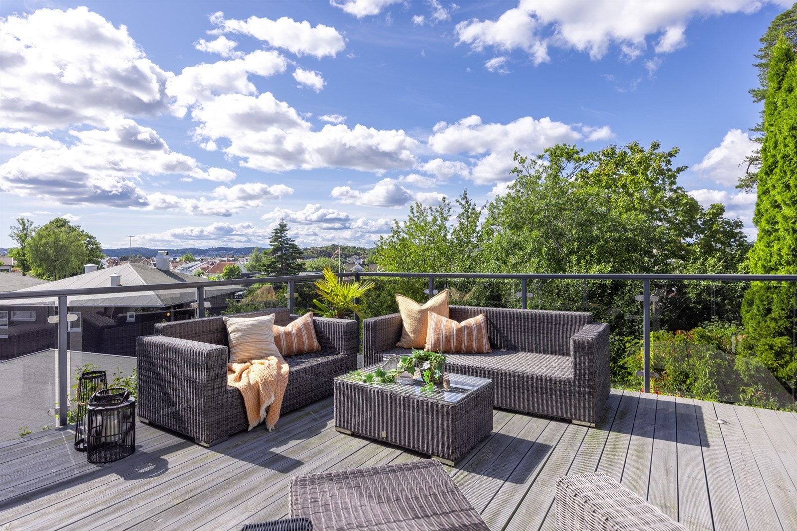 Nydelig solrik terrasse med utsikt over nærområdene og sjøgløtt :-) Galleribilde