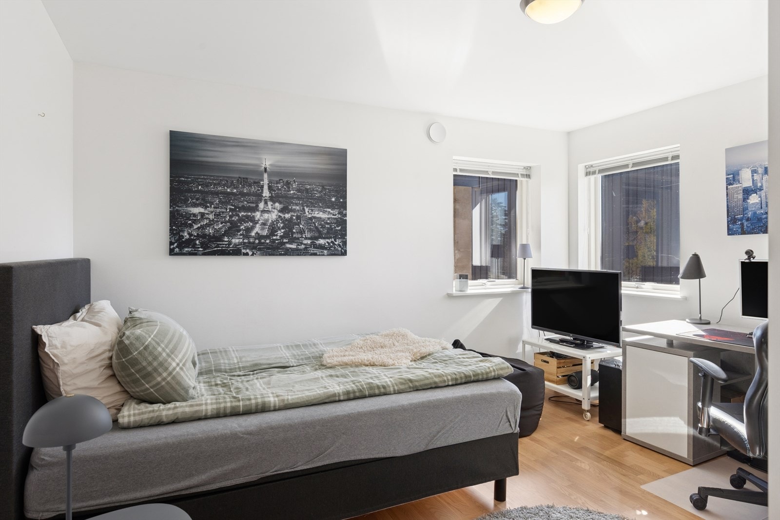 Soverommet i u. etasje - ideellt for ungdommen i huset med "egen avdeling" i denne etasjen Galleribilde