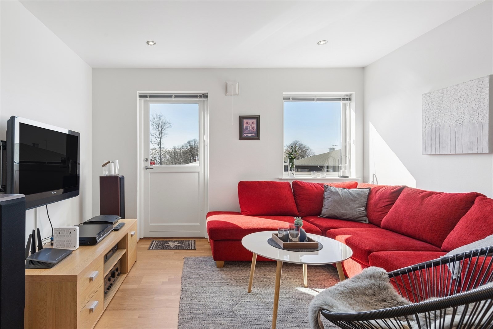 Stue i underetasje er perfekt for ungdommen i huset med direkte inngang :-) Galleribilde