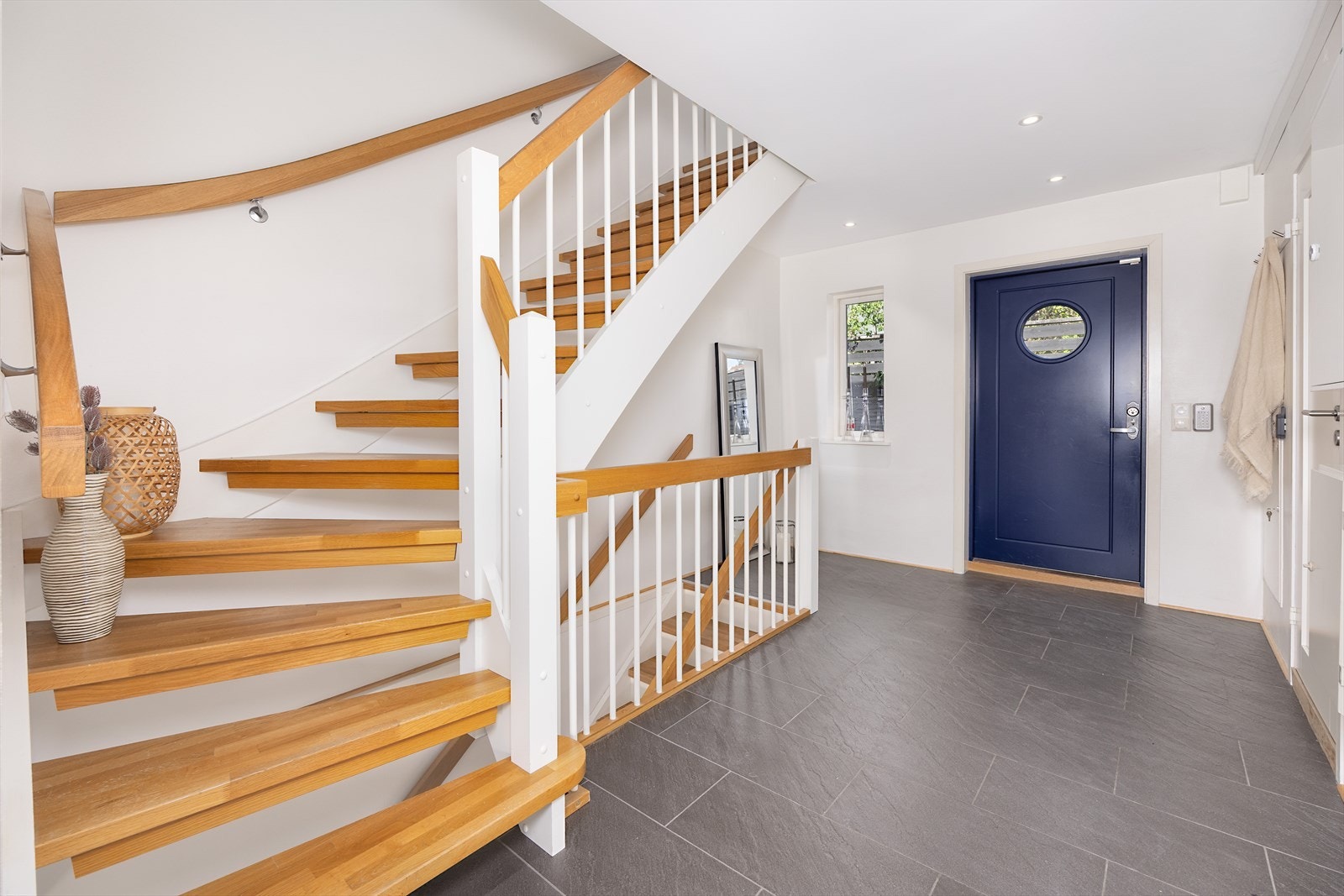 Romslig entre i boligens hovedplan - vannbåren gulvvarme Galleribilde