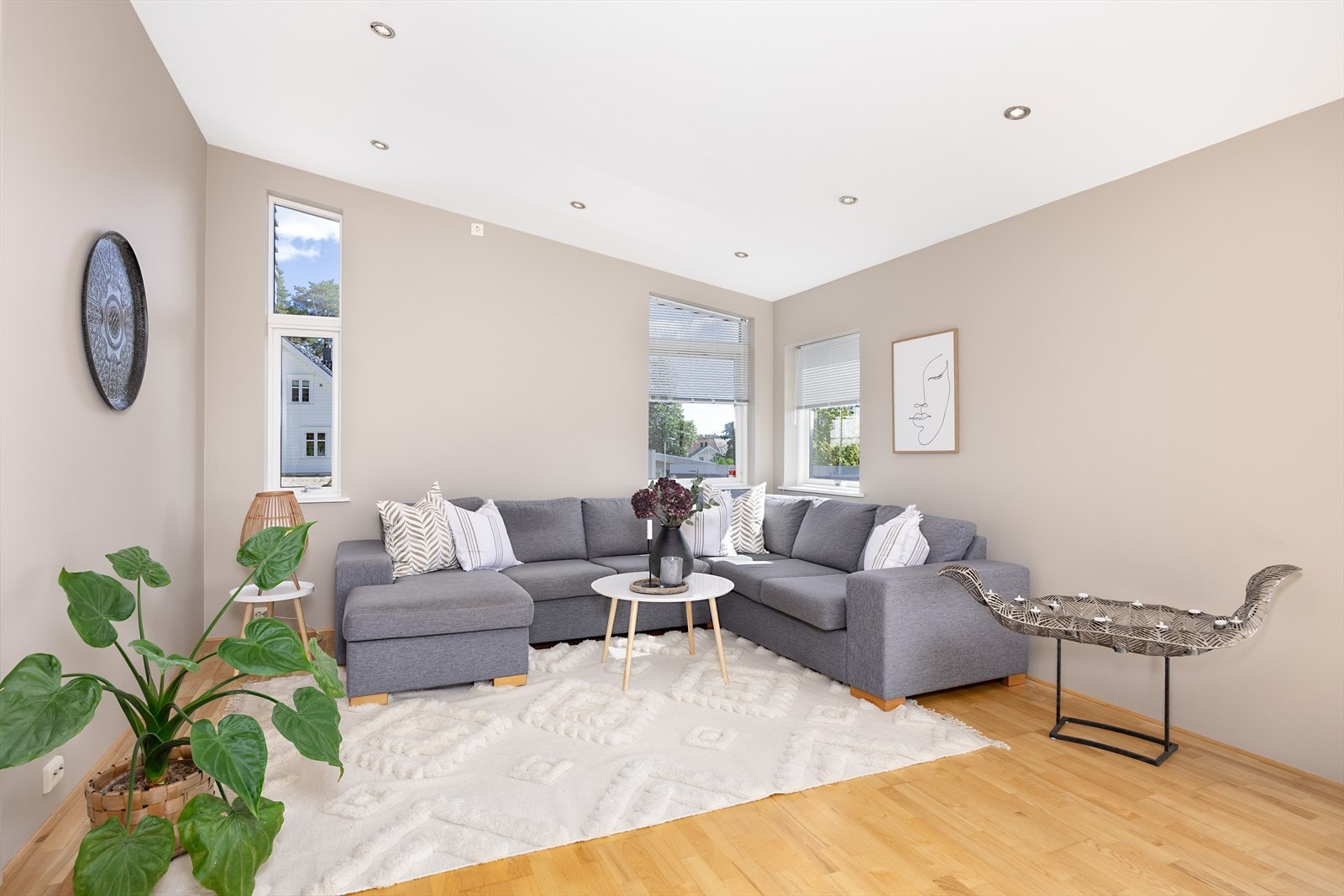 Stue hovedplan har høy himling og god belysning med downlights Galleribilde