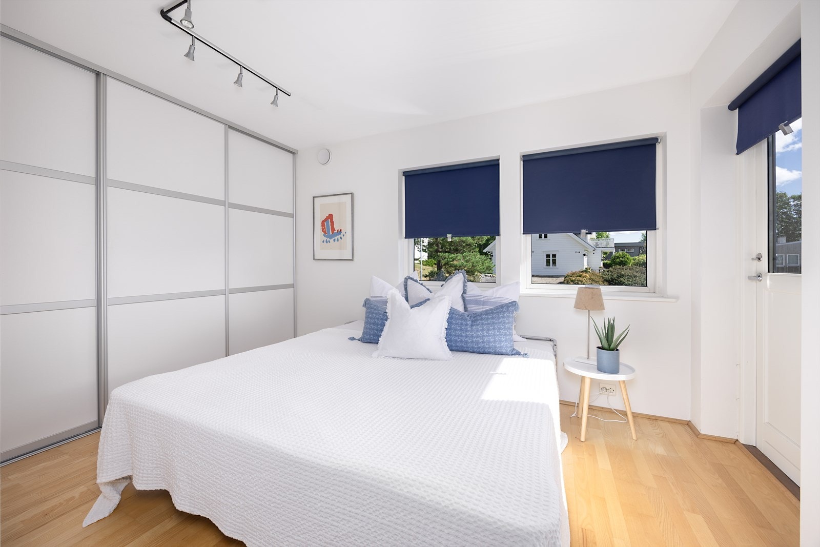 Soverom hovedplan med stor garderobe og utgang balkong Galleribilde