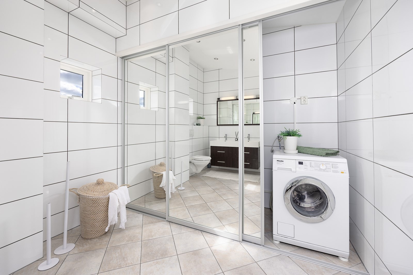 Teknisk rom/vaskerom er praktisk skjult bak skyvedørsgarderoben Galleribilde