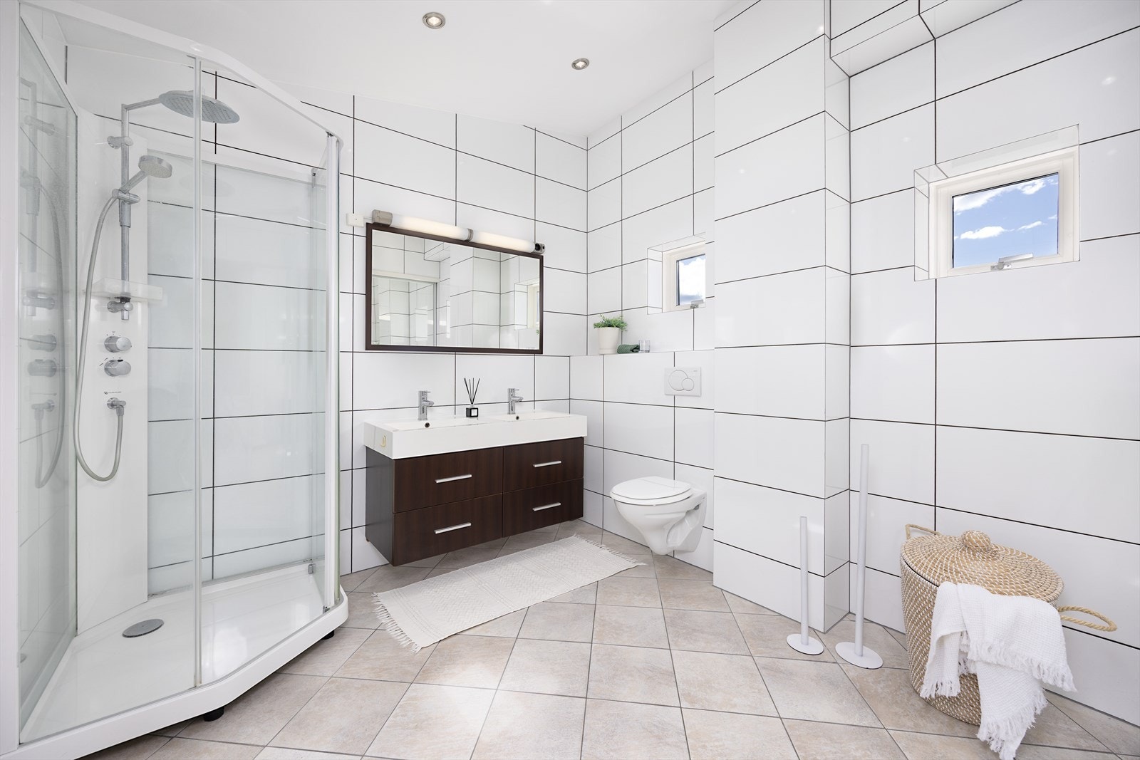 Baderom 2. etg. med dobbel innredning og vinduer som gir dagslys Galleribilde