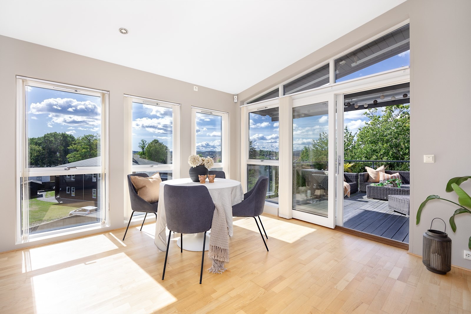 Stuen på hovedplan har store vindusflater og utgang til nydelig terrasse Galleribilde