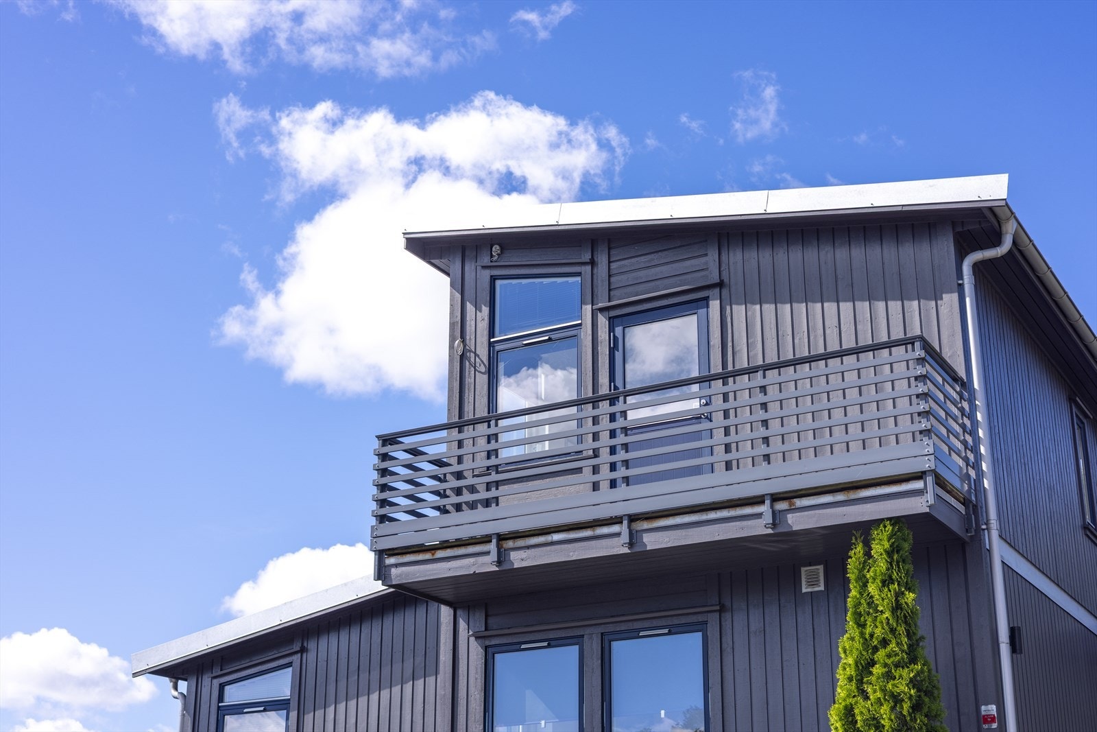 Huset har moderne arkitektur og mange vedlikeholdsfrie detaljer Galleribilde