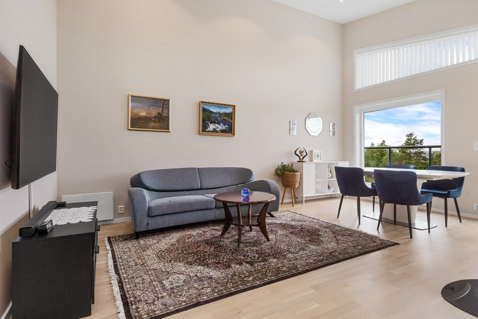 Stuen er lys og romslig med ekstra god takhøyde Galleribilde