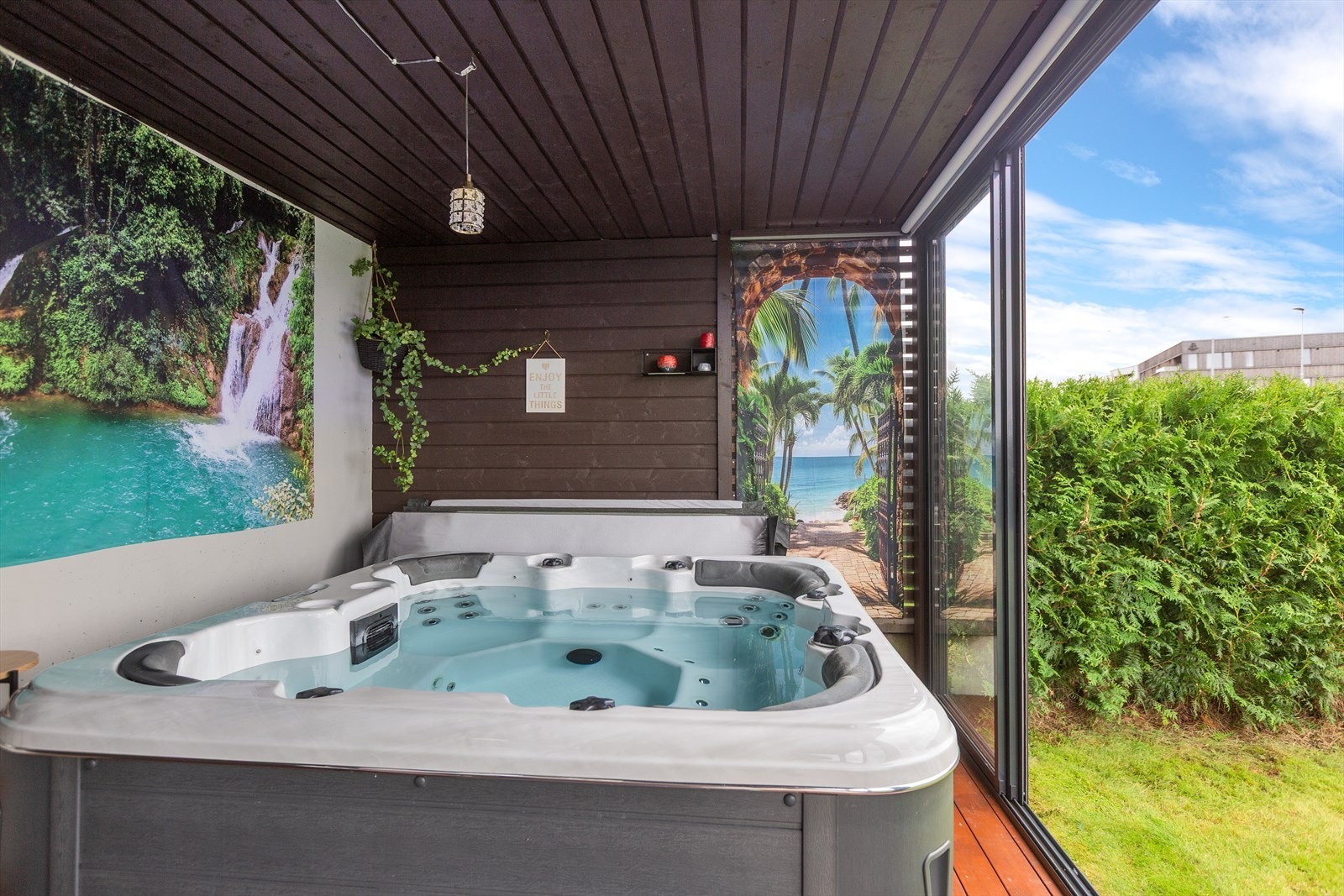 Innglasset veranda i underetasjen har montert boblebad med egen kurs. Her sitter man helt usjenert, uten innsyn fra omgivelsene Galleribilde