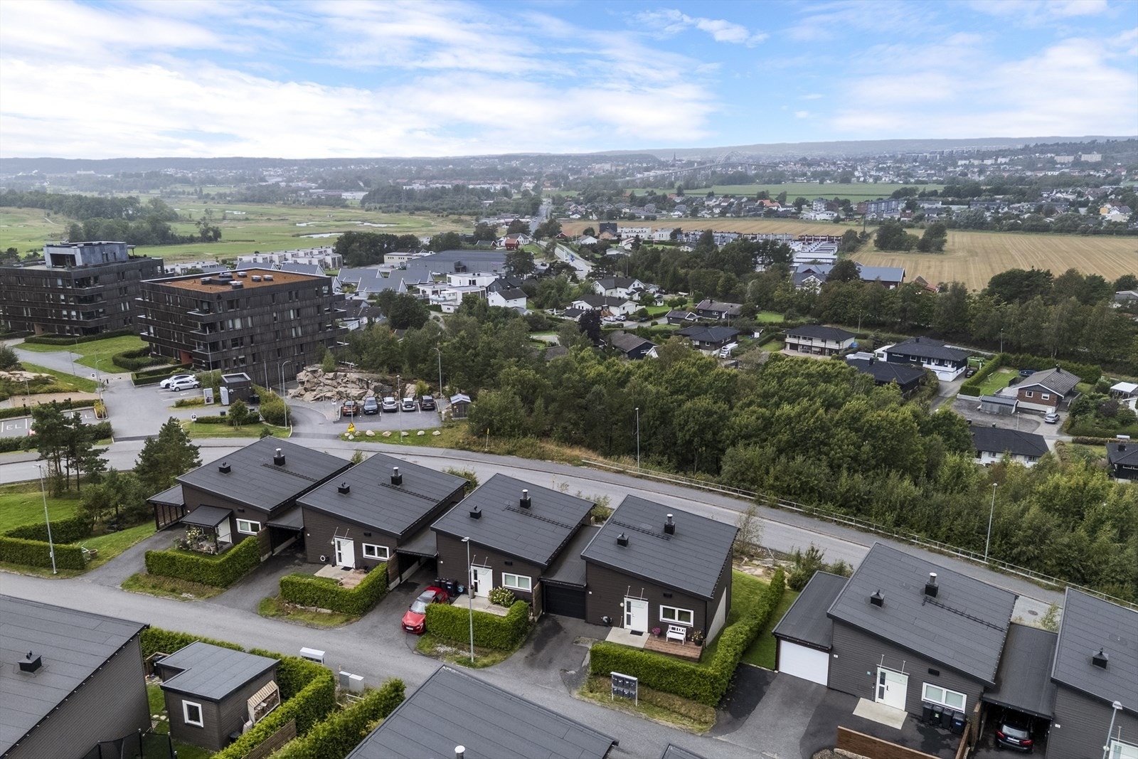 Begbyåsen ligger høyt og har nydelig utsikt mot byen. Herfra er det gangavstand til golfbane, marka, skoler, barnehager, butikker og idrettsanlegg Galleribilde