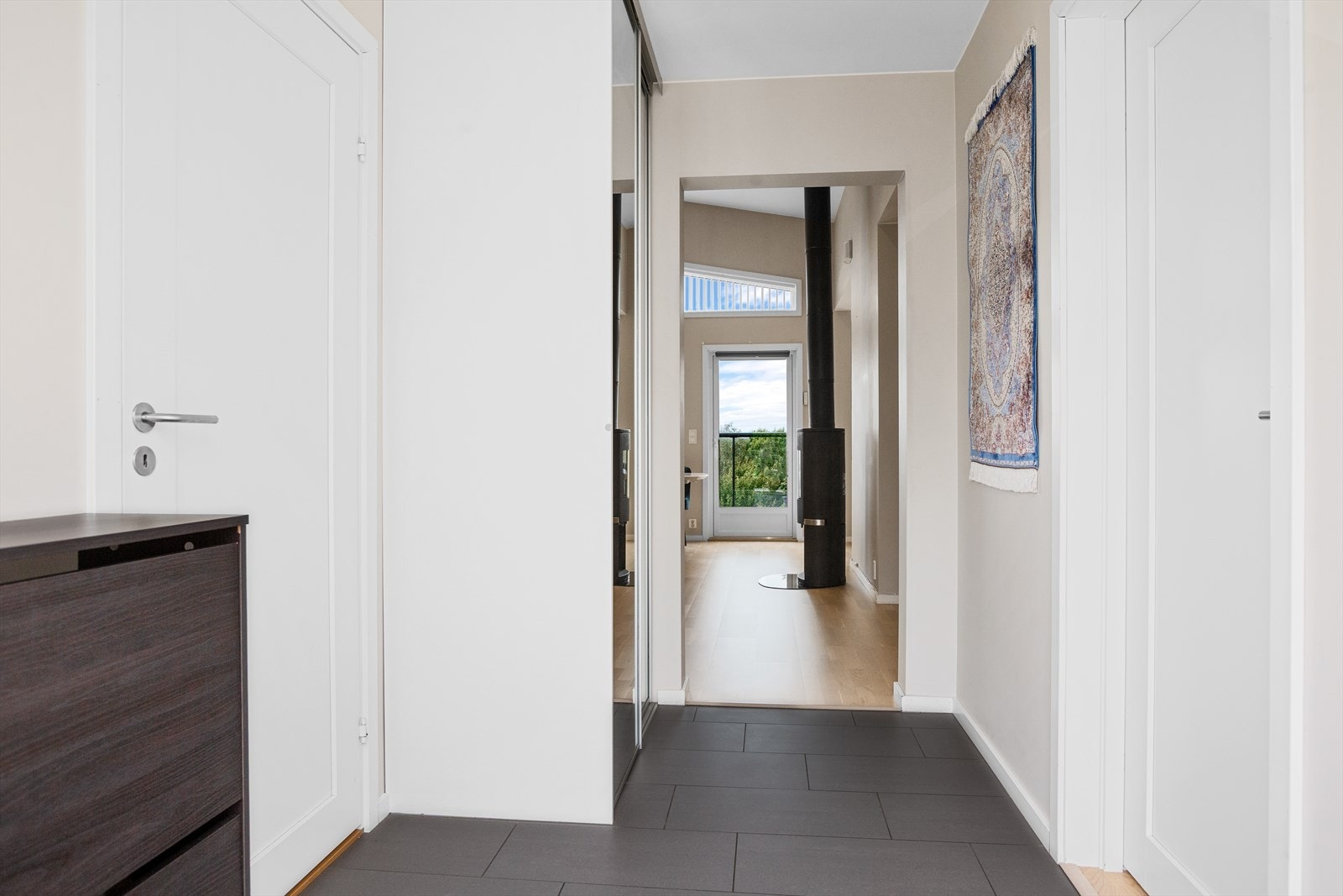 Gang/hall med fliser på gulv, varmekabler og skyvedørsgarderobe Galleribilde