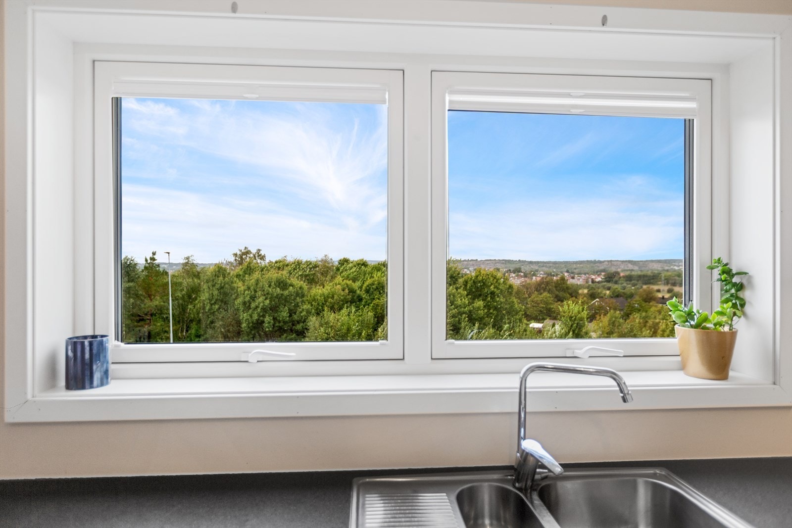 Nydelig utsikt fra kjøkkenvinduene Galleribilde