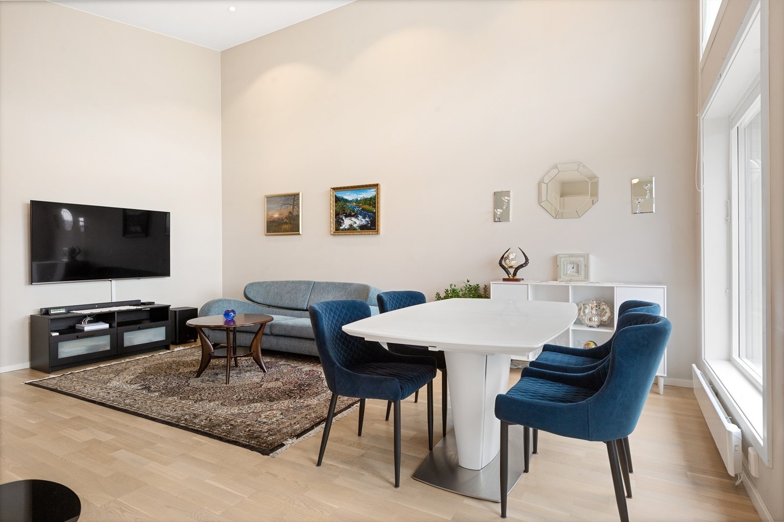 Stuen har ekstra takhøyde, store vindusflater og fine farger. Galleribilde