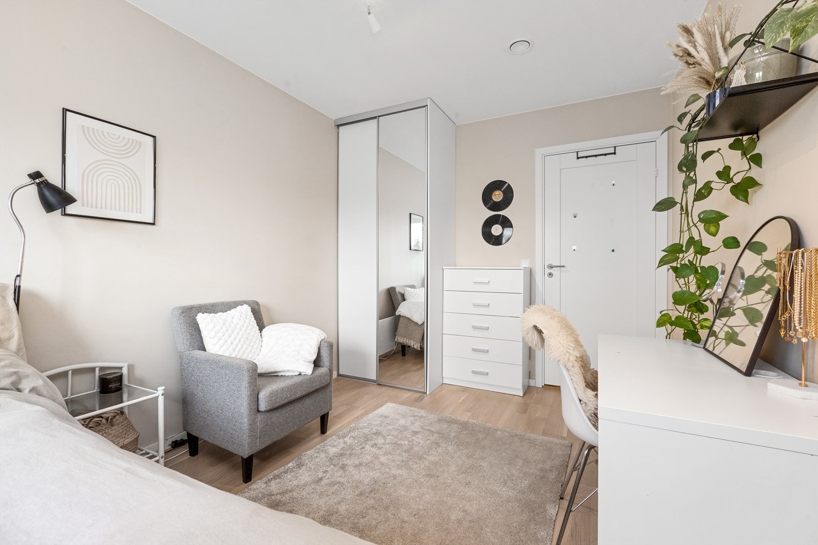 Soverom to har også skyvedørsgarderobe Galleribilde