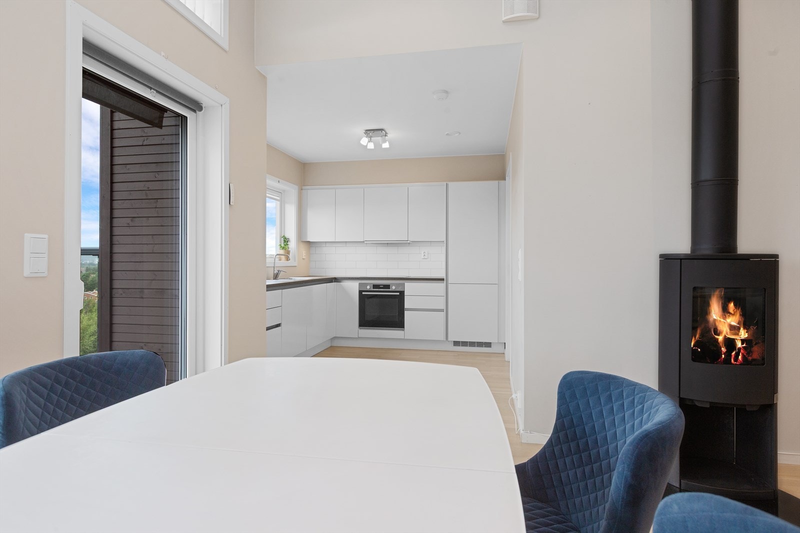 Kjøkken i stilrent design med praktiske løsninger. Til høyre i bildet er det praktisk bod/lagringsrom i tilknytning til kjøkkenet. Praktisk for oppbevaring av kjøkkenutstyr og mat Galleribilde