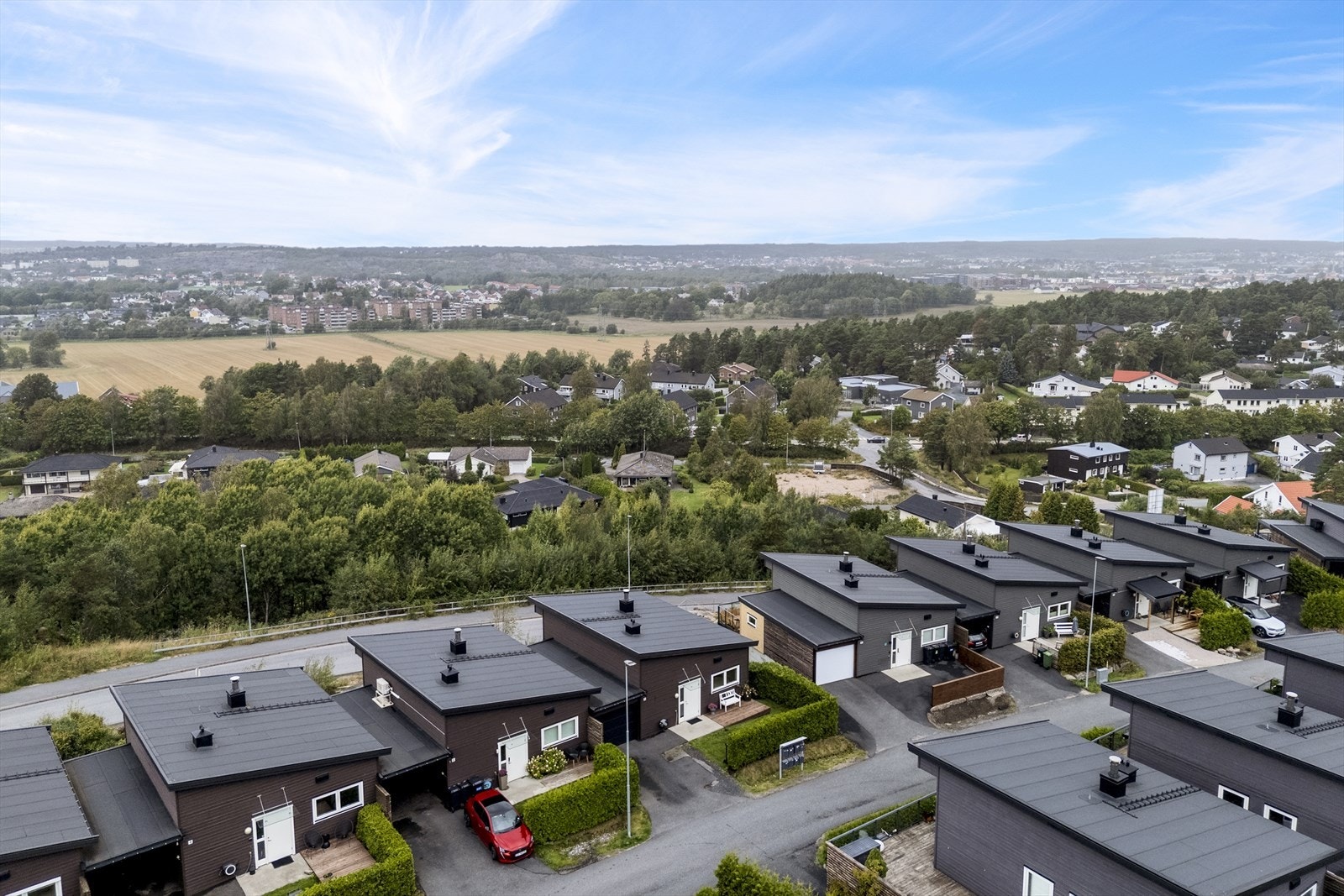 Boligen har fin intern beliggenhet, med nydelig utsikt mot byen Galleribilde