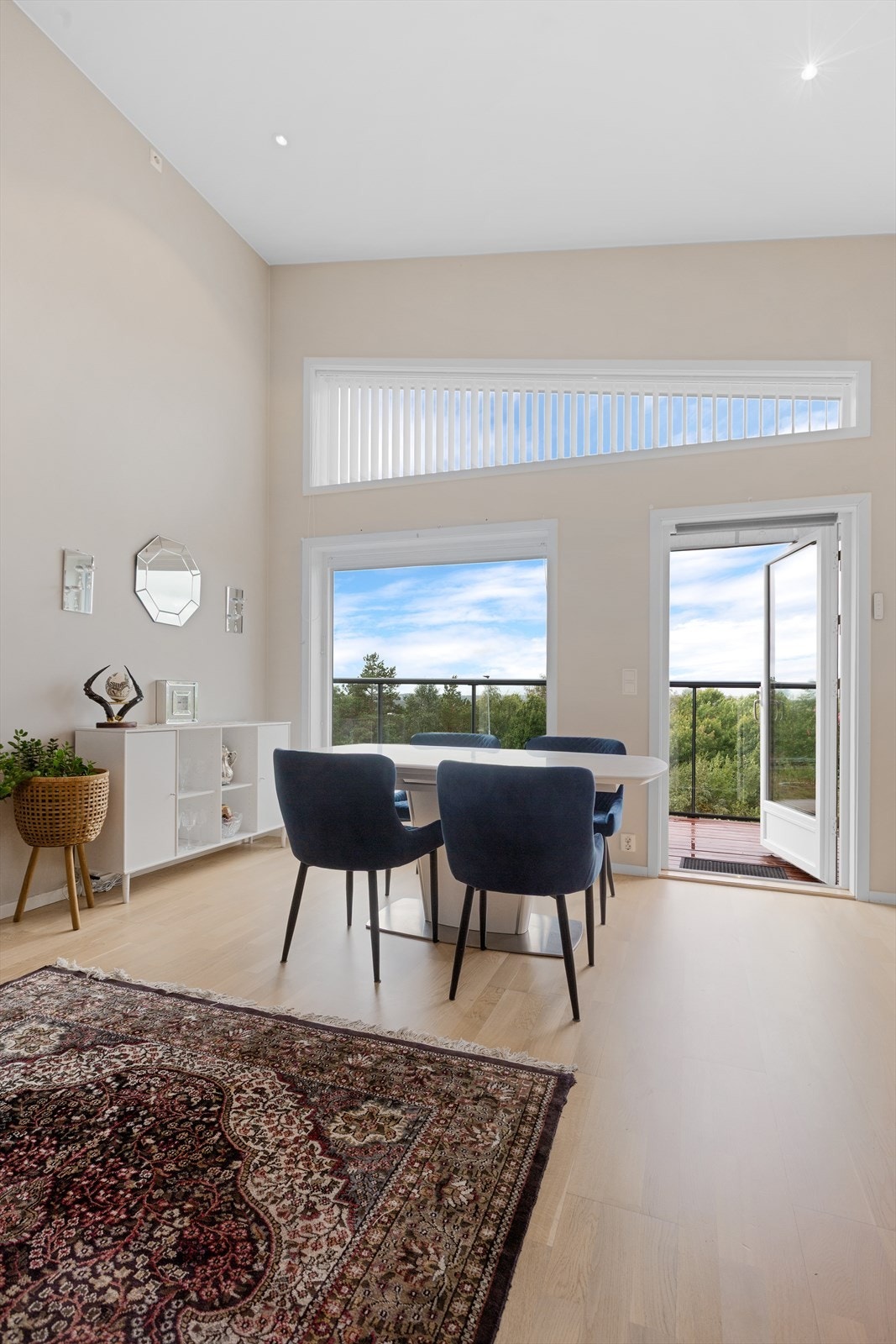 Spisestue med utgang til vestvendt, solrik veranda med nydelig utsikt mot byen Galleribilde