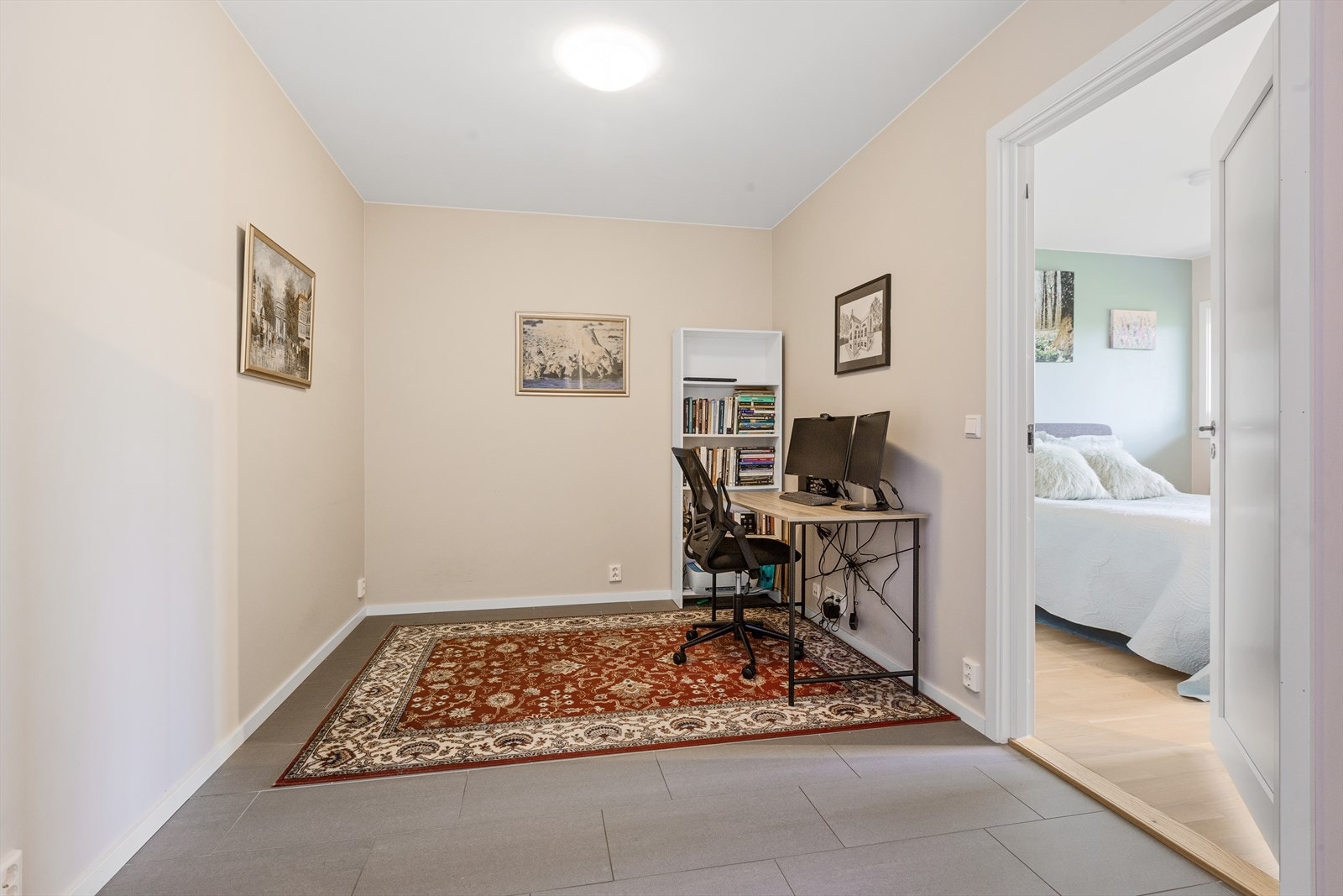 Hall i underetasjen er av god størrelse og kan brukes som kontor, bibliotek, tv-stue m.m. Galleribilde