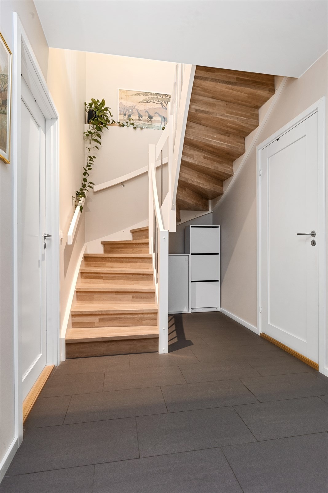 Hall. Praktisk oppbevaring under trappen. Galleribilde