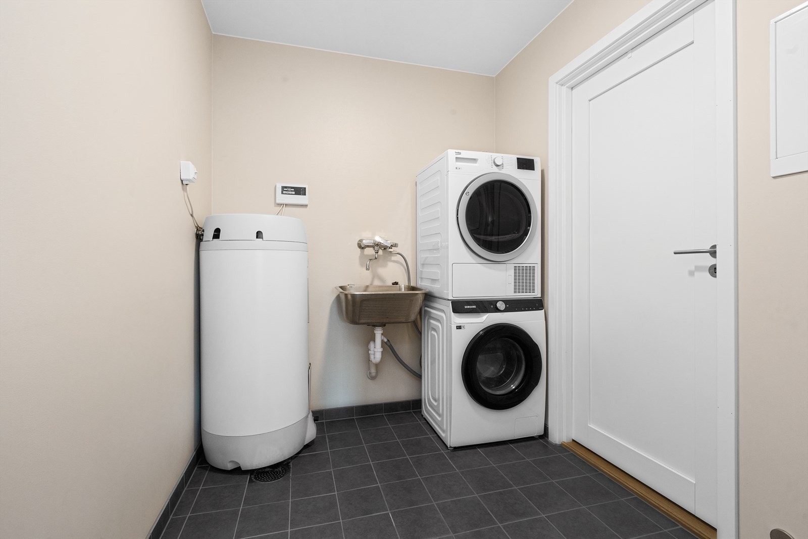 Vaskerom/teknisk rom i underetasjen Galleribilde