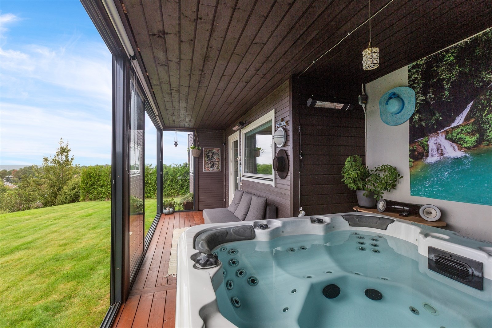 Praktisk hagedel foran innglasset veranda. Vidstrakt utsikt over Fredrikstad Galleribilde