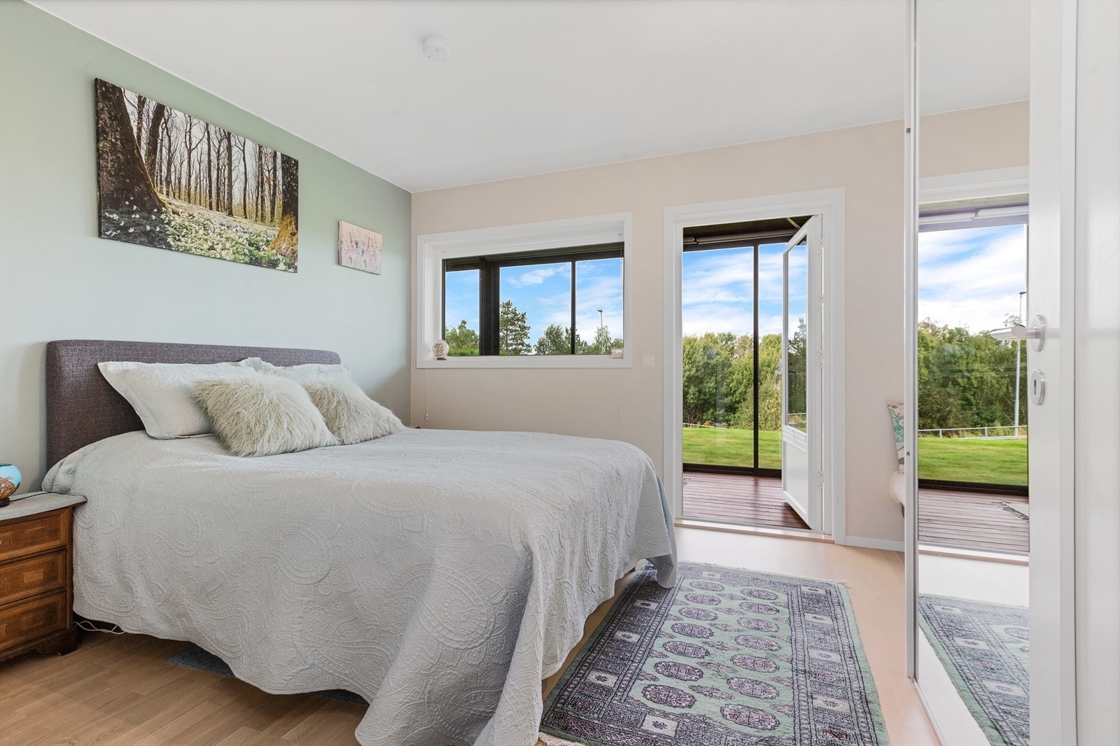 Hovedsoverom har romslig skyvedørsgarderobe og utgang til innglasset veranda og hage Galleribilde