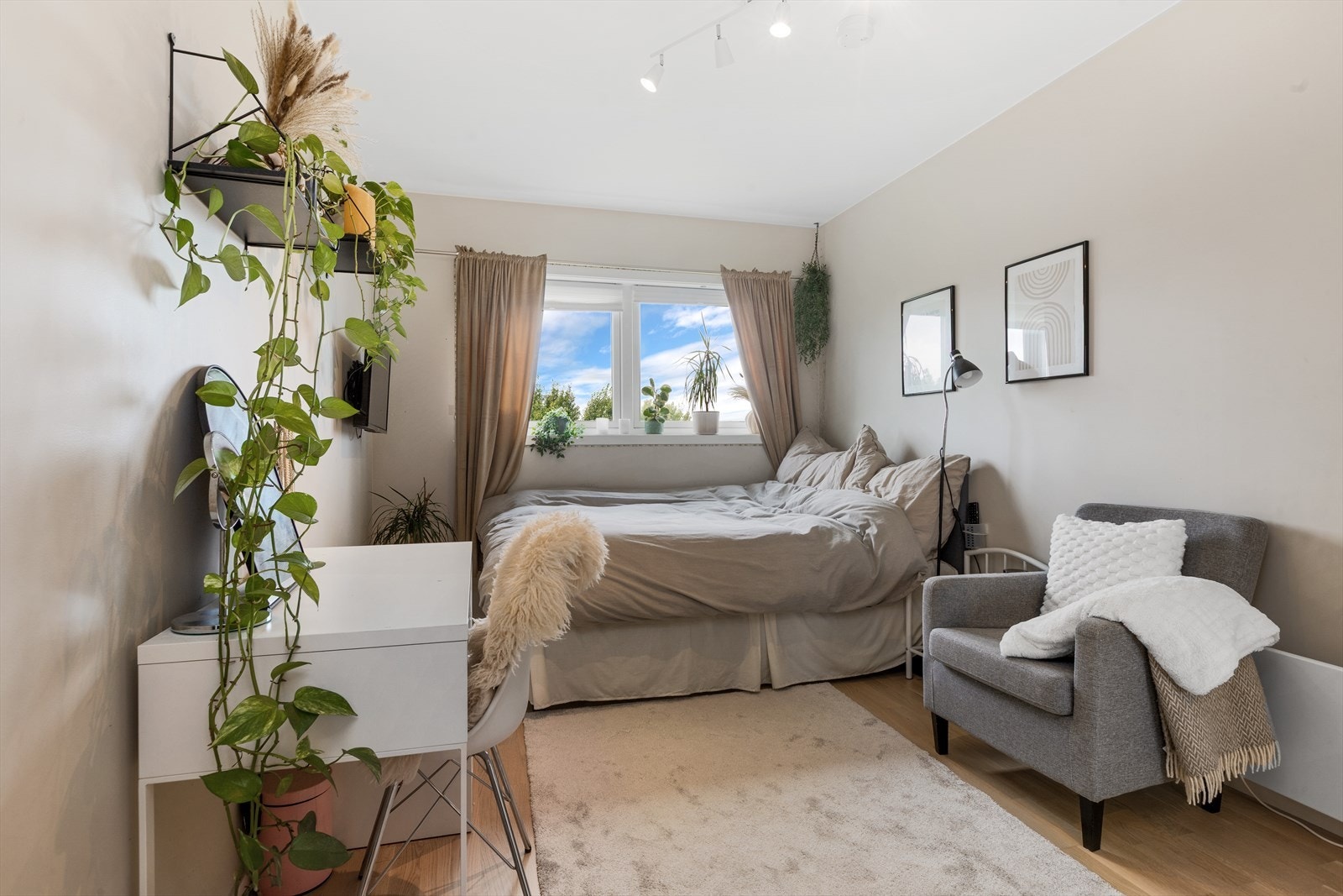 Soverom 2 i underetasjen har store vindusflater og utsikt mot hage og byen Galleribilde