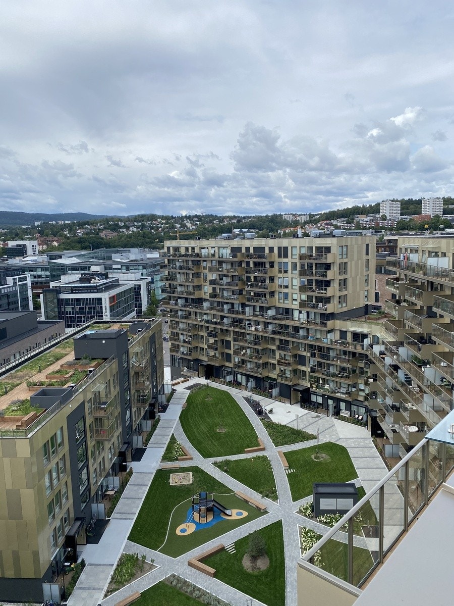 Utsikt fra takterrasse inn mot bakgård og leiligheten Galleribilde