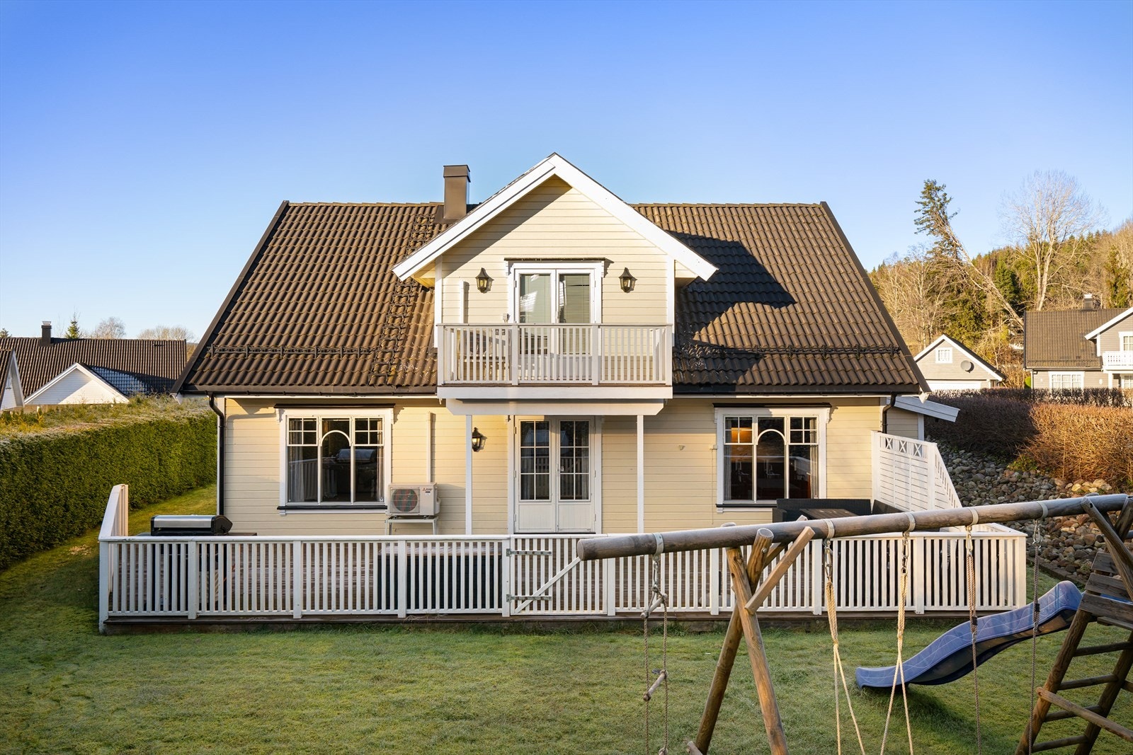 Koselig hage på baksiden med god plass til lekeaktiviteter Galleribilde