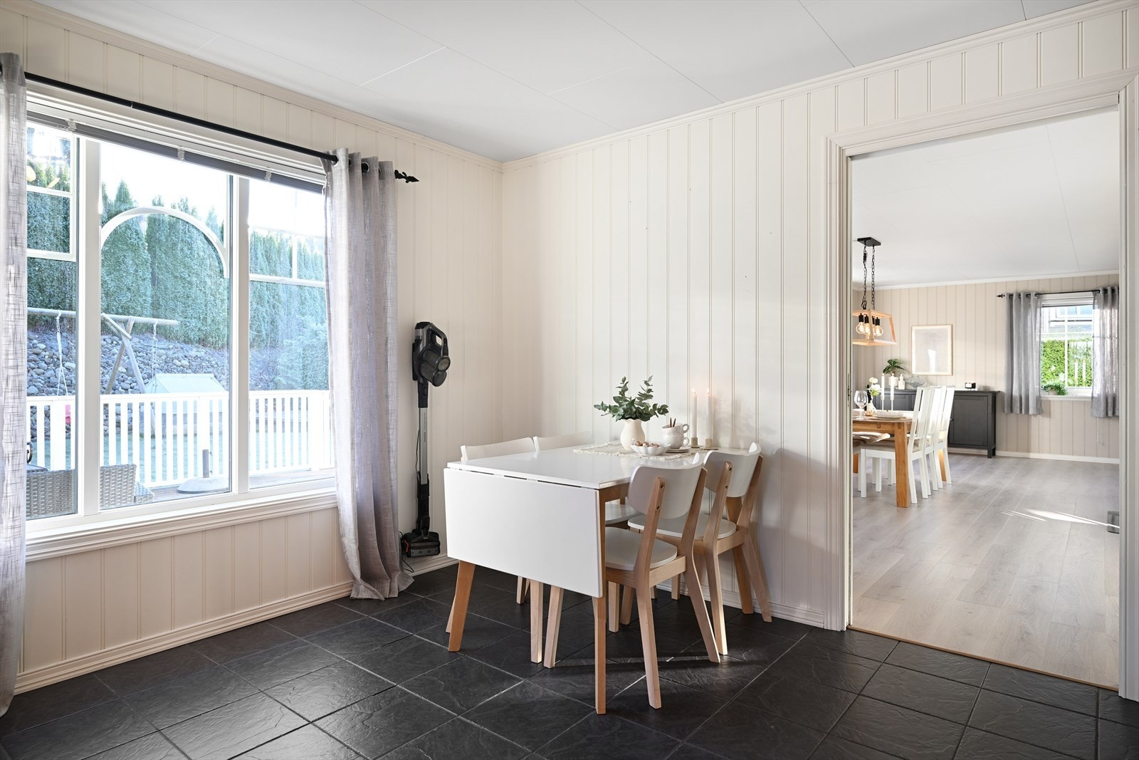 Kjøkkenet har en fin spiseplass Galleribilde