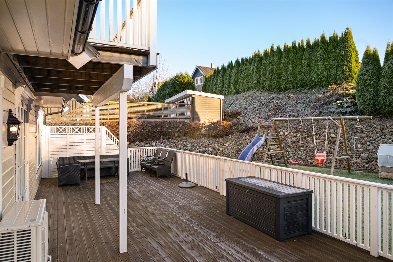 Stor fin terrasse på baksiden av huset Galleribilde