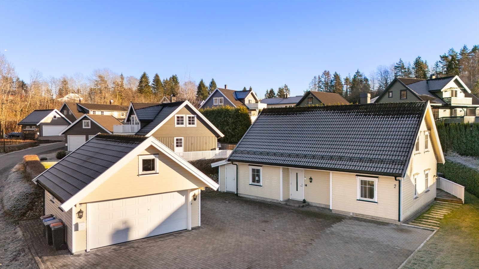 Romslig gårdsplass og garasje Galleribilde