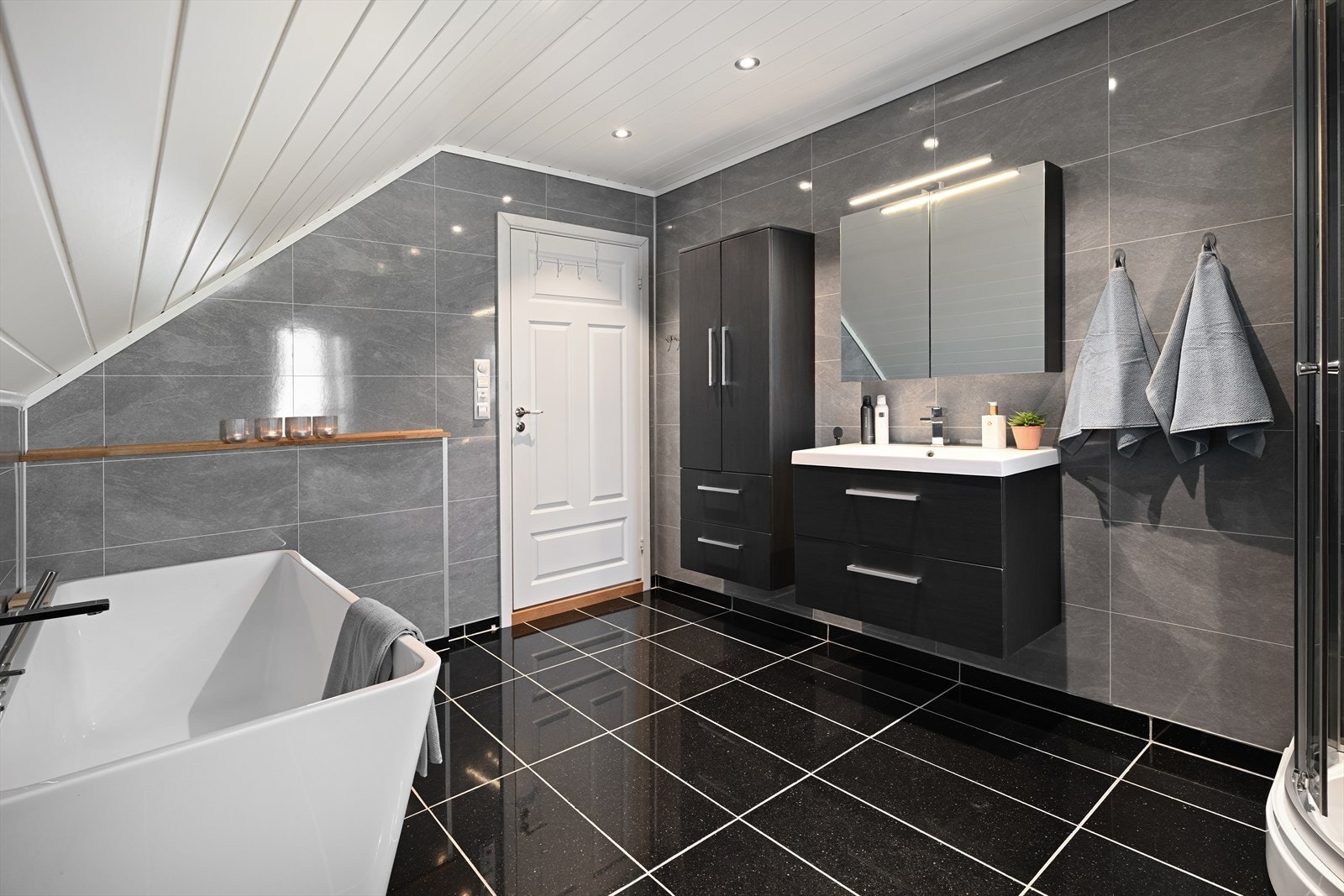 Lekkert bad/wc oppe Galleribilde