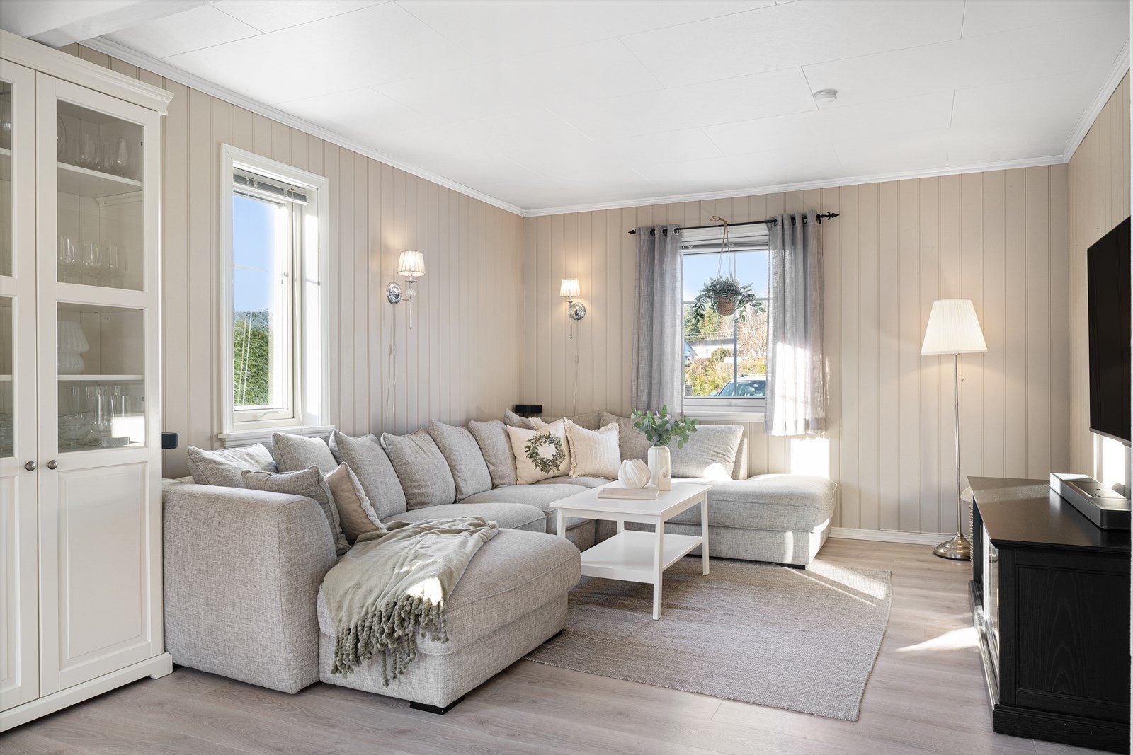 Fin stue med nyere laminatgulv Galleribilde