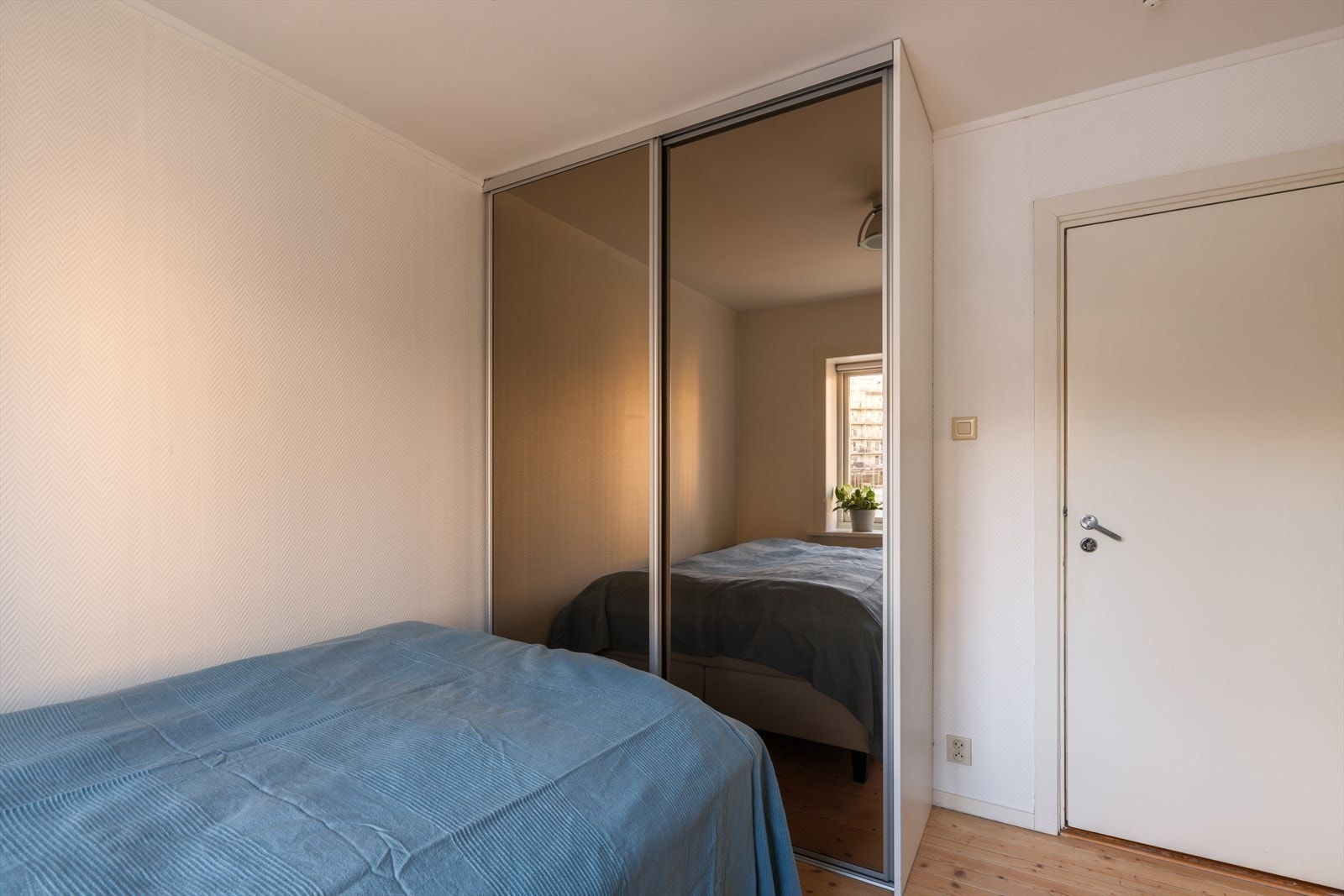 Det er satt inn skyvedørsgarderobe. Galleribilde