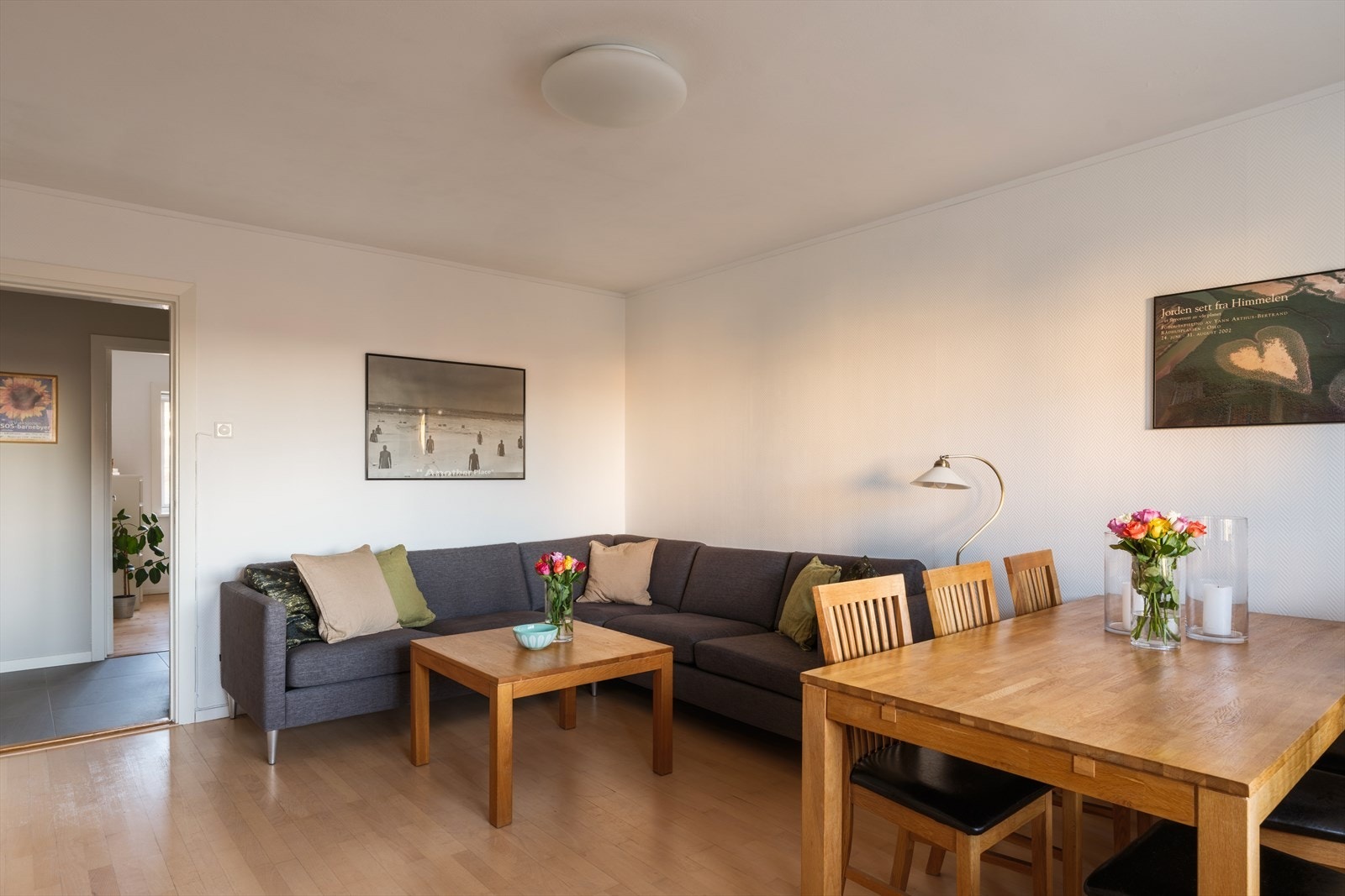 Stuen har gode møbleringsmuligheter for sofagruppe, spisebord og annet møblement. Galleribilde