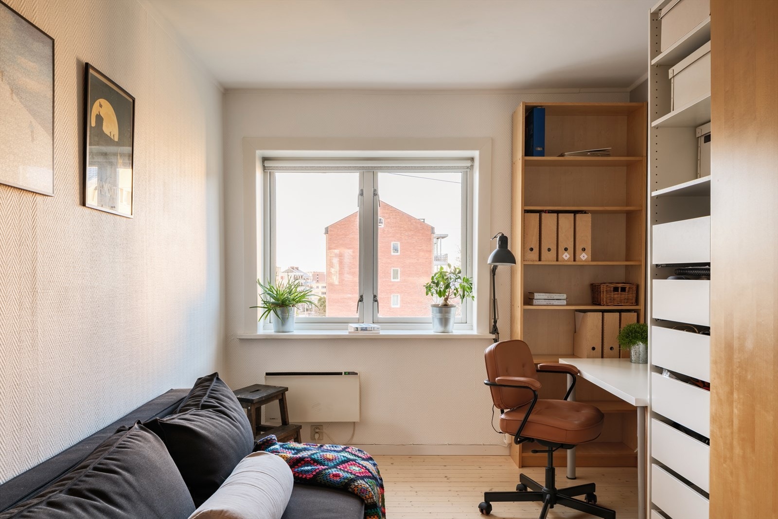 Det er god plass for dobbeltseng, nattbord og garderobeskap. Galleribilde