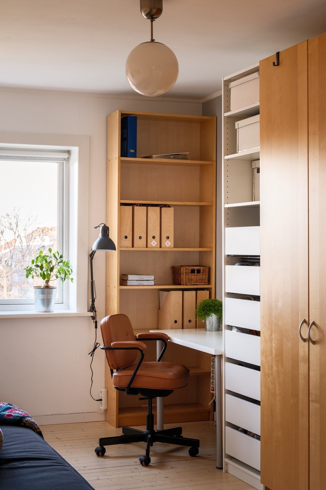 Eller kan fint brukes som kontor med skrivebord og oppbevaringsmøbler. Galleribilde