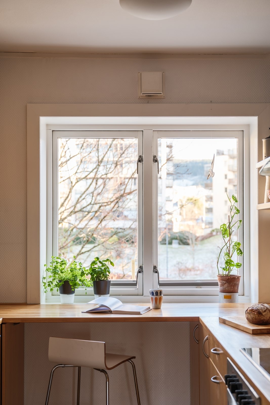 Det er laget et praktisk plass for nyte frokosten og morgenkaffen foran vinduet. Galleribilde