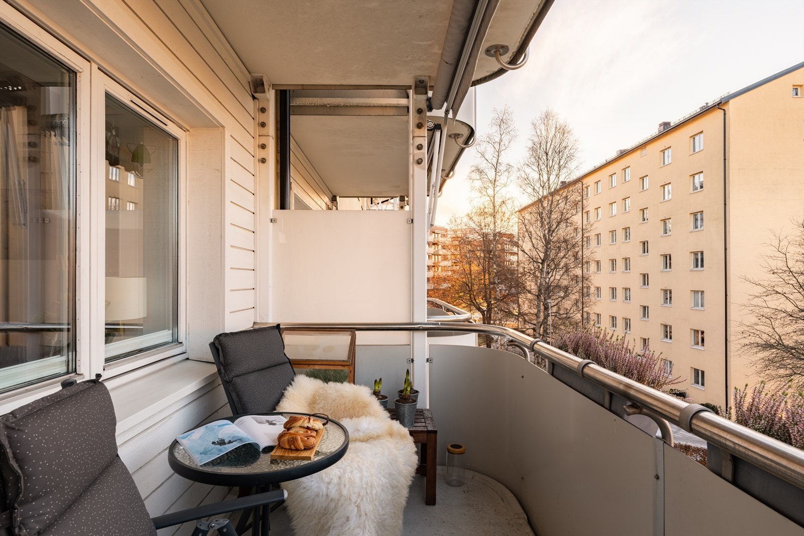Den store balkongen har god plass for sittegruppe, grill og beplantning. Galleribilde