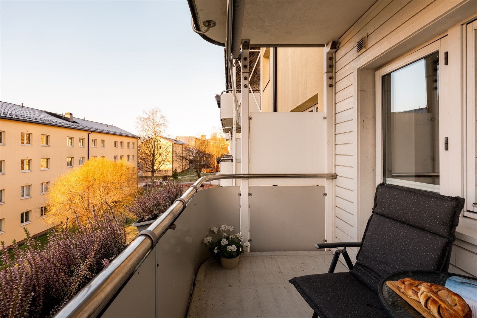 Balkongen byr på deilig sol fra ca. 12:00 - 20:00 på sommerstid. Galleribilde