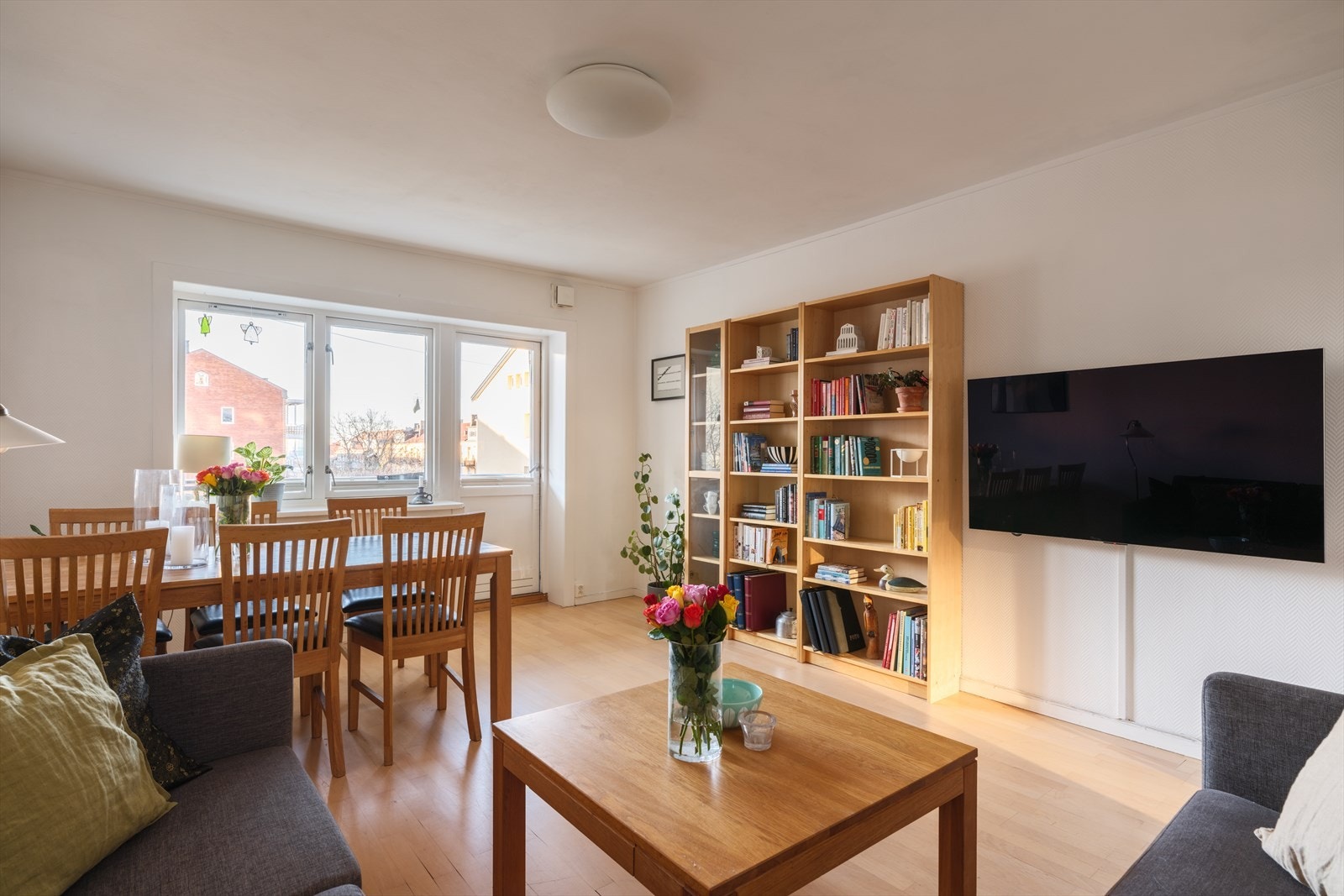 Masse naturlig lysinnslipp fra store vinduer og ingen innsyn. Galleribilde