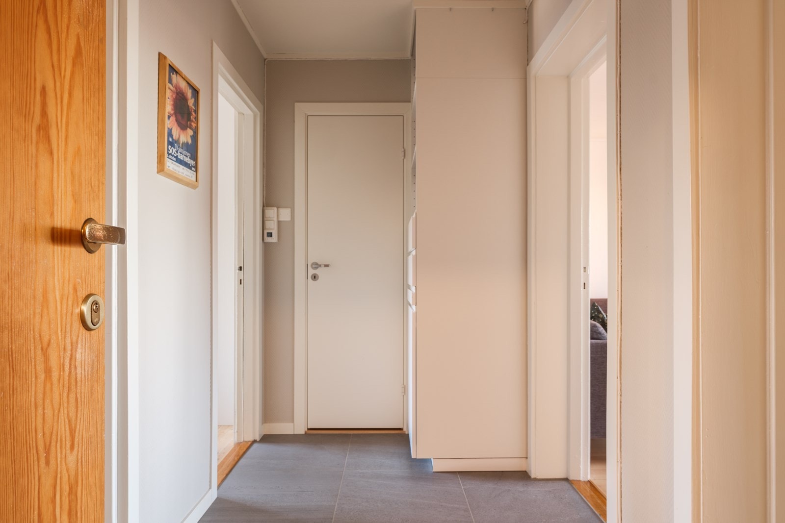 Entréen er lysmalt og har god oppbevaringsplass for yttertøy og sko. Galleribilde