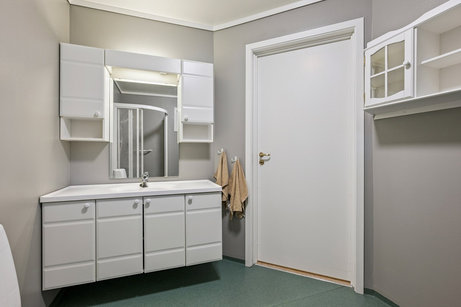 Bad med servantskap, toalett, dusjkabinett og opplegg til vaskemaskin Galleribilde