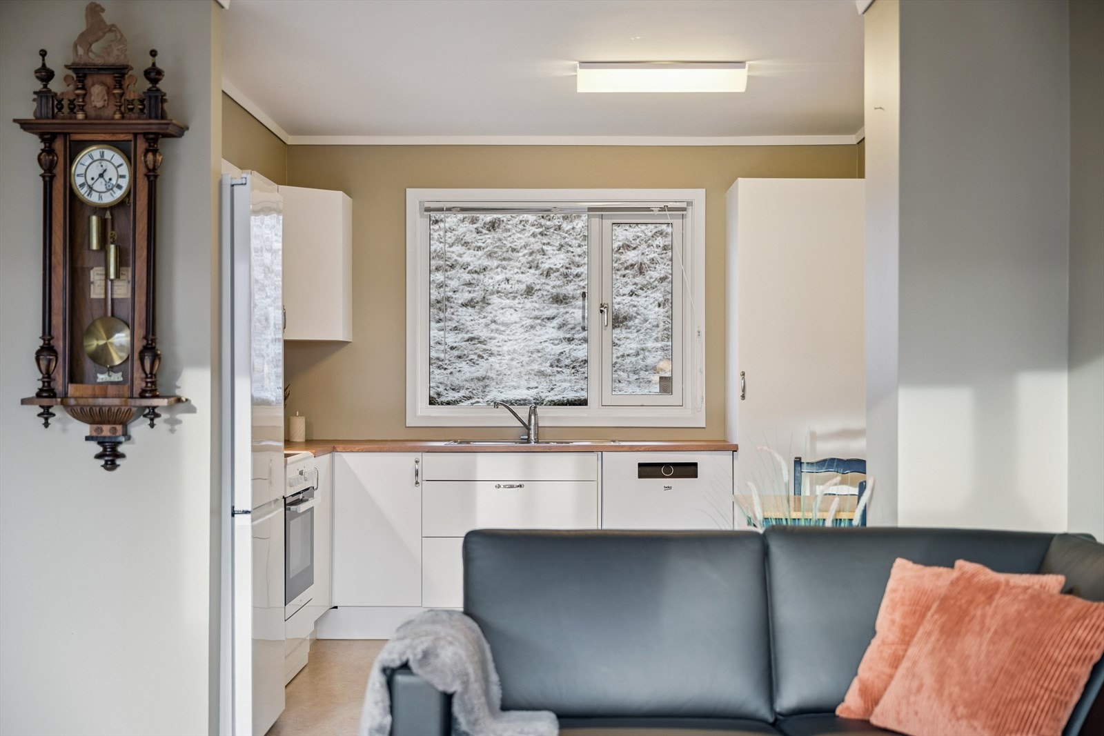 Åpen løsning fra stue til kjøkken Galleribilde