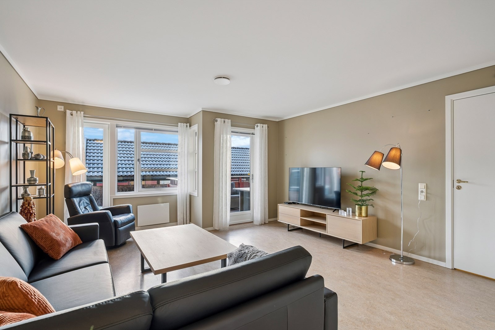 Vegger og overflater i stuen ble malt i 2022 Galleribilde