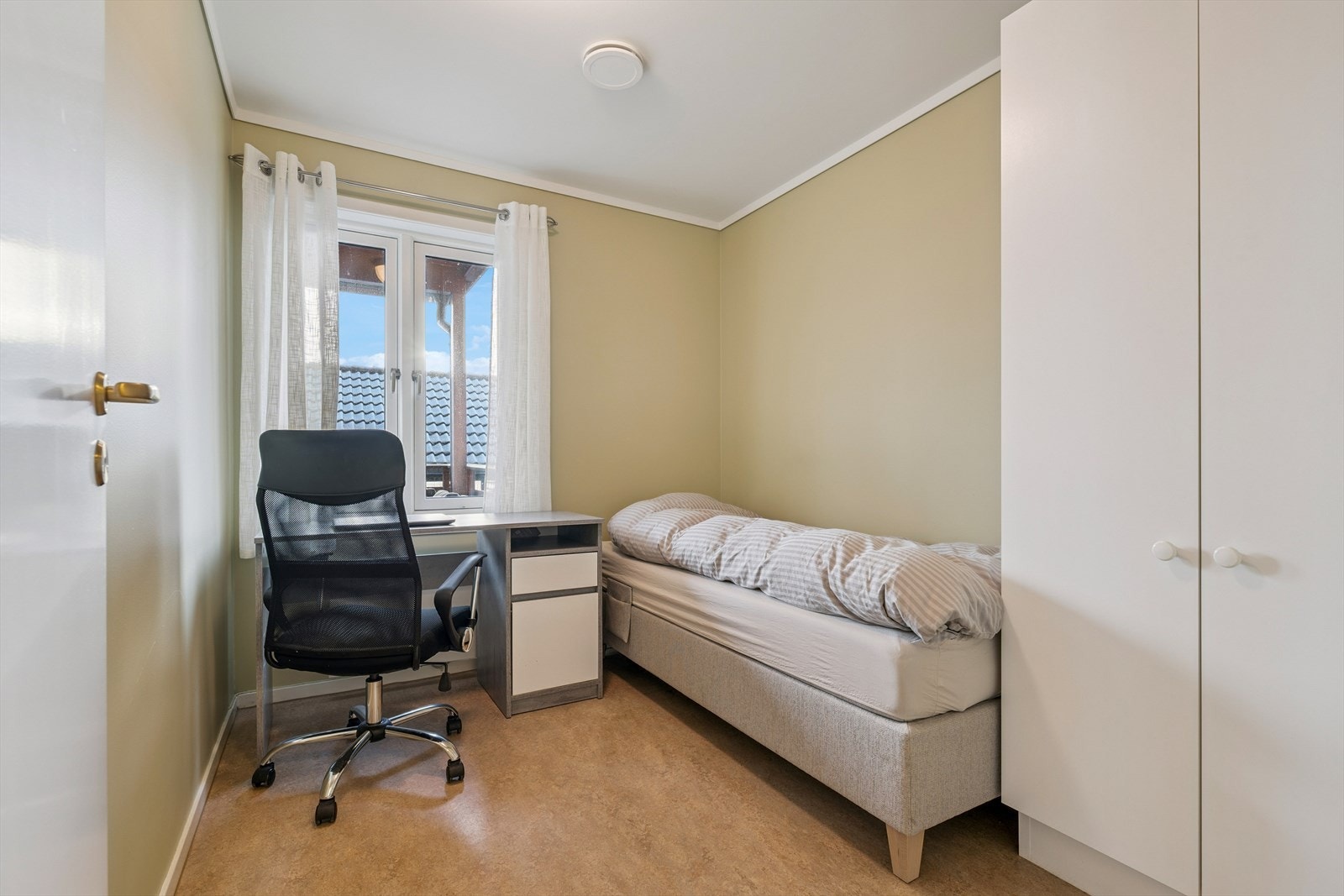 Soverom I med garderobeskap Galleribilde